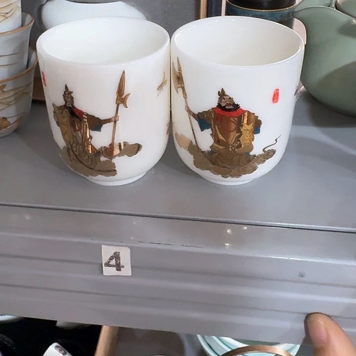 主人杯一个，瓷。。。品茗瓷