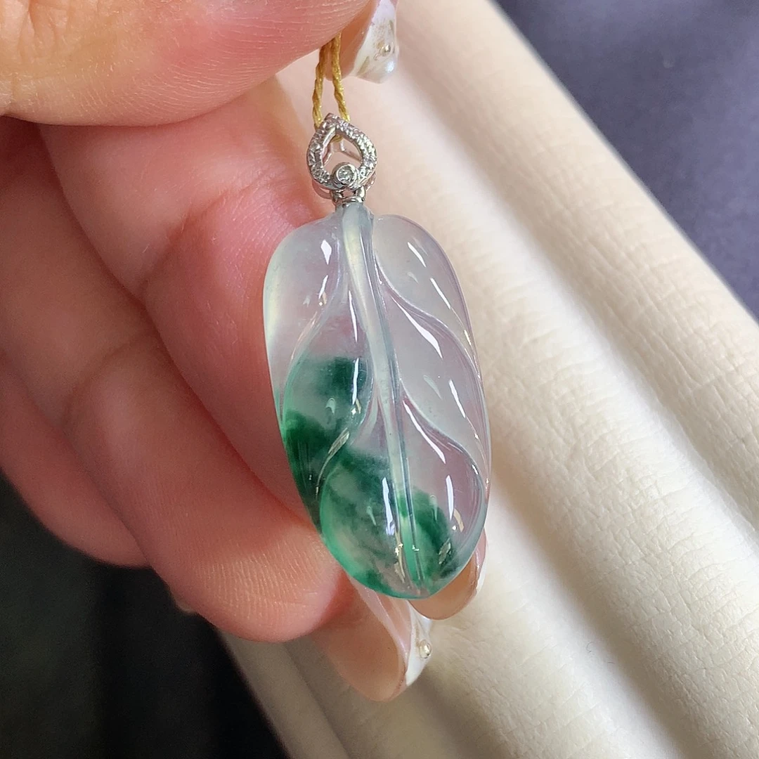 翡翠18K金镶嵌颈饰叶子