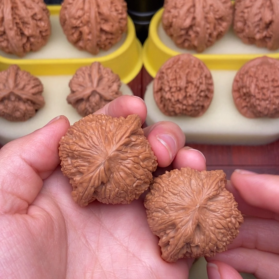 文玩核桃把件41精品红皮绣球