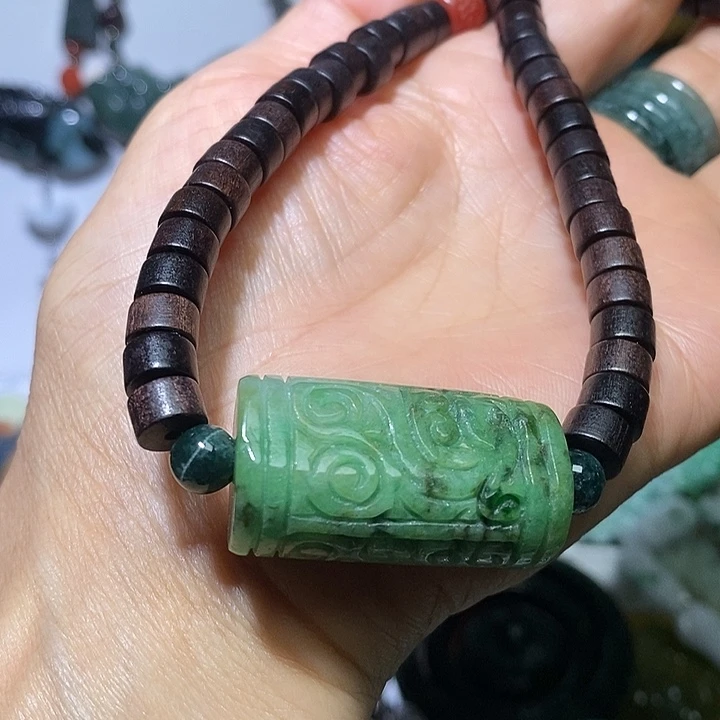 翡翠未镶嵌吊坠(赠链)