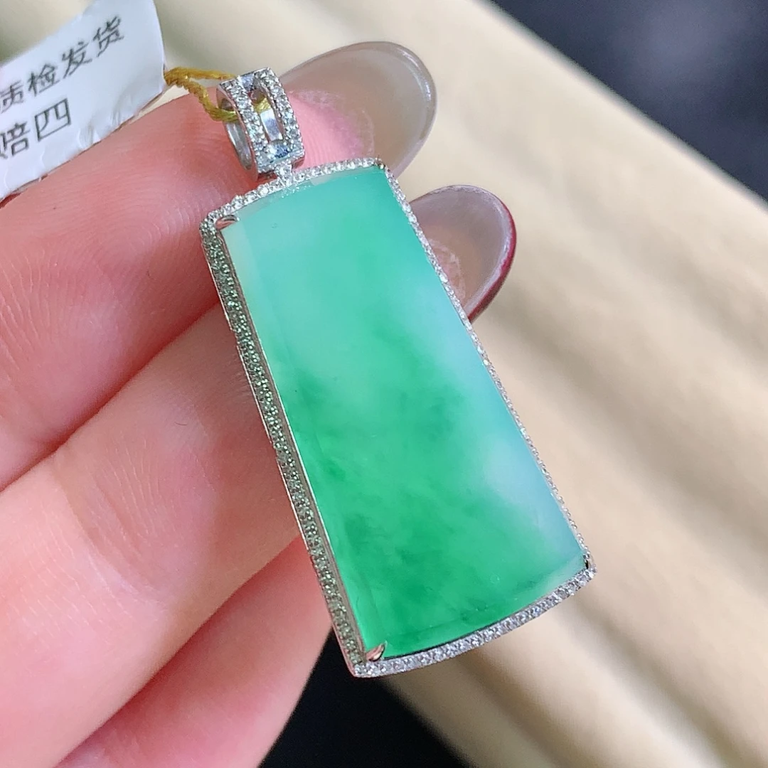 翡翠18K金镶嵌颈饰无事牌