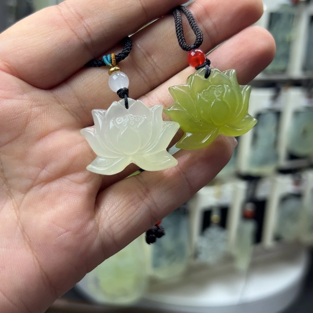 蛇纹石玉足铂镶嵌颈饰