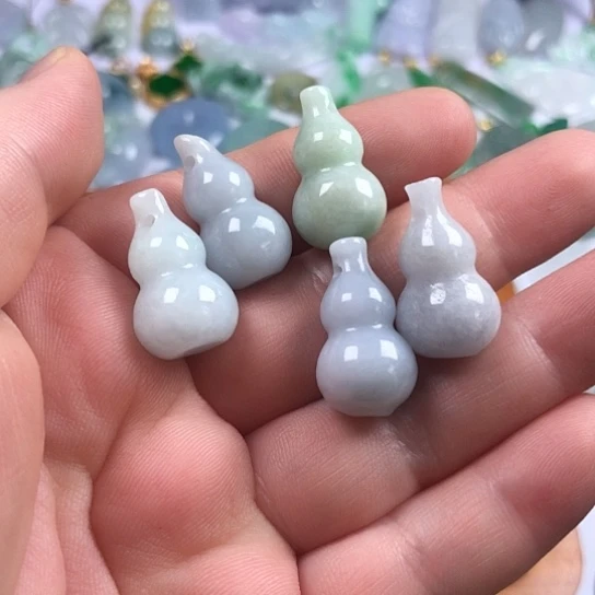 翡翠未镶嵌颈饰葫芦