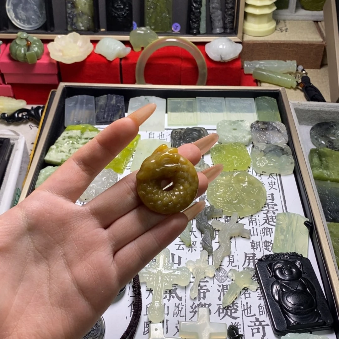 蛇纹石玉未镶嵌颈饰龙扣