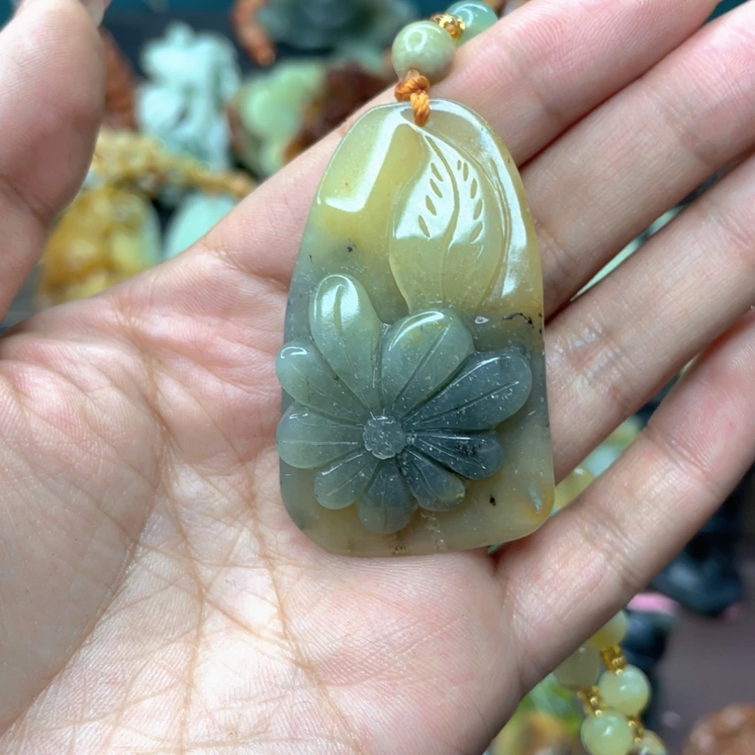 蛇纹石玉颈饰未镶嵌