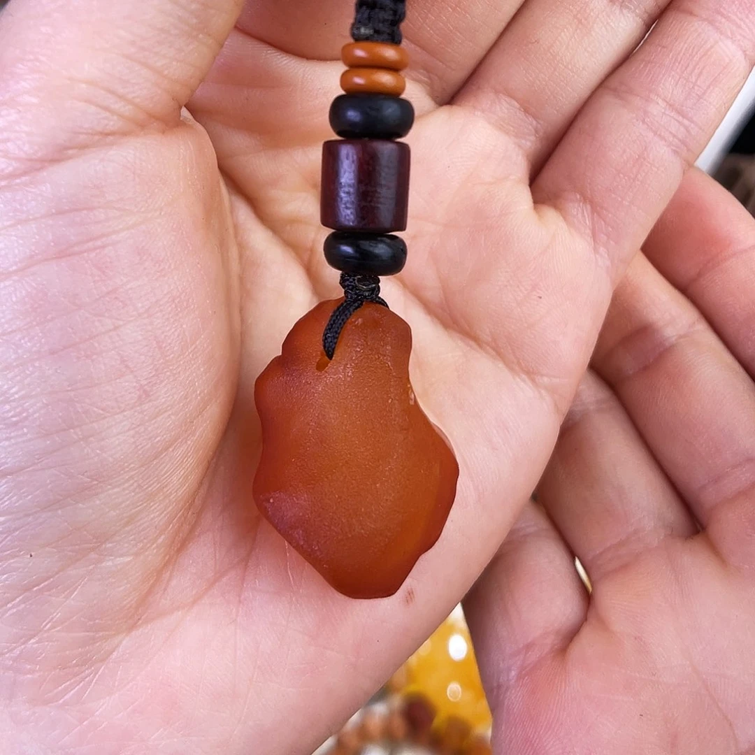 琥珀珠宝奇石未镶嵌。