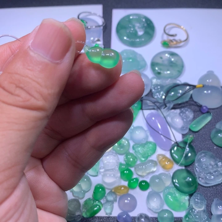 翡翠未镶嵌颈饰葫芦