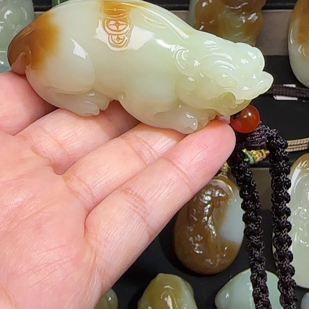 蓝***云颈饰未镶嵌和田玉