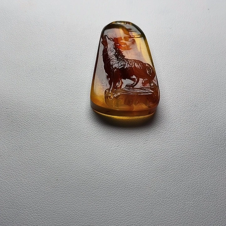 琥珀未镶嵌颈饰。。