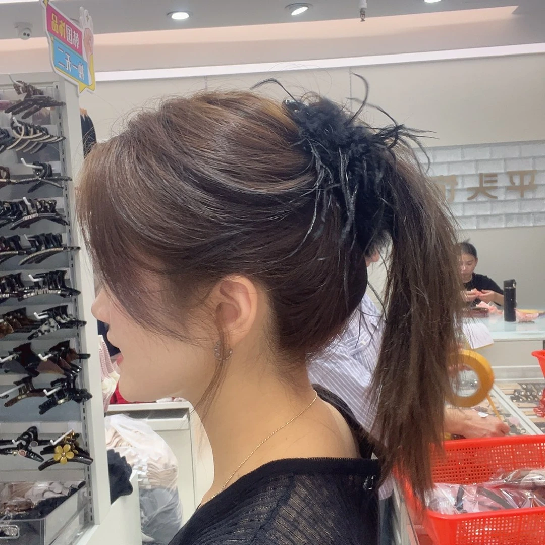 布艺非金属黑毛毛香蕉夹