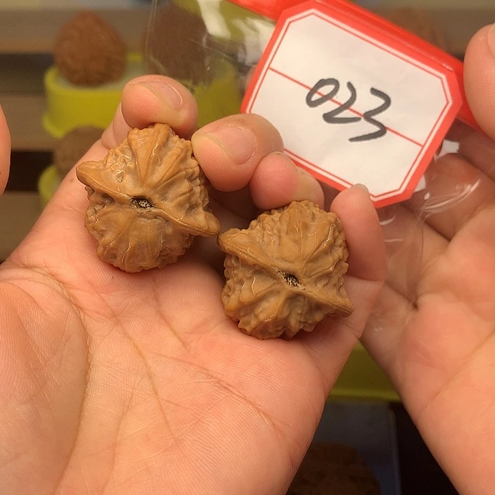 文玩核桃把件瓷娃娃