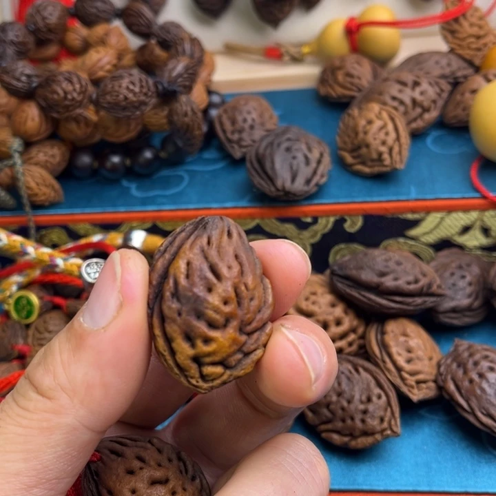 秋***仔木质非金属桃枭吊坠桃枭吊坠