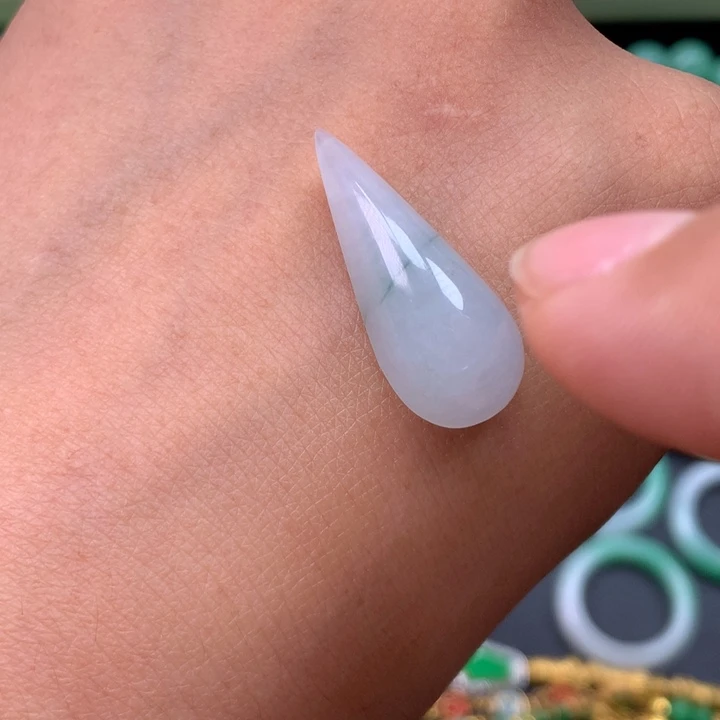 翡翠未镶嵌颈饰水滴