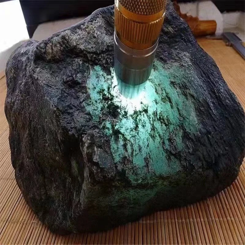 天然原石制成的观赏奇石摆件
