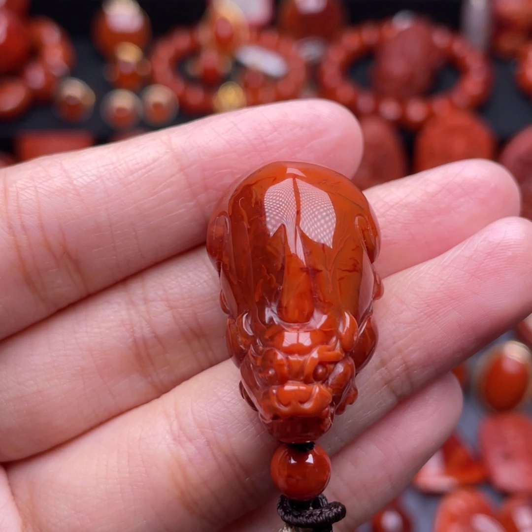 南红玛瑙未镶嵌珠宝奇石貔貅吊坠