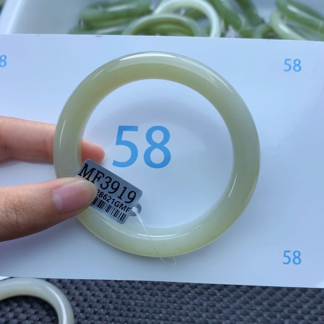 和田玉手镯未镶嵌安*