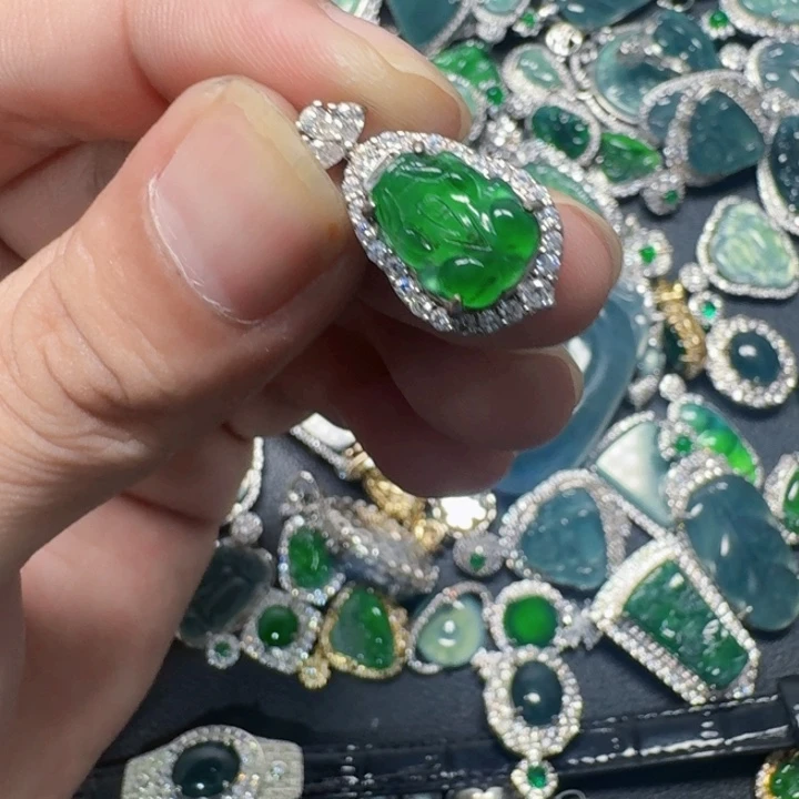 翡翠未镶嵌颈饰天然A货翡翠放漏