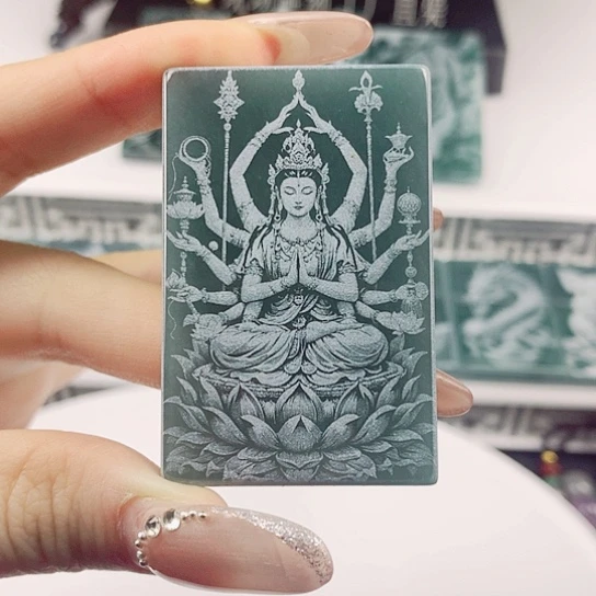 翡翠未镶嵌颈饰千手观音