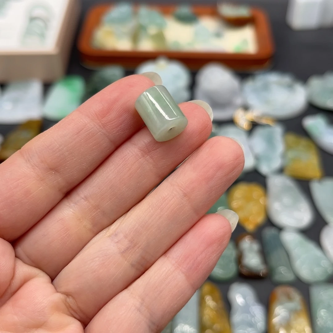 翡翠未镶嵌颈饰桶珠