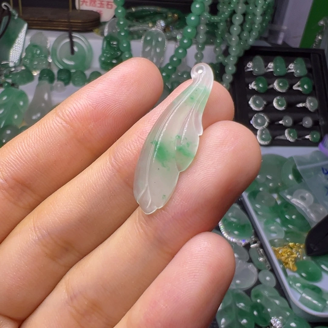 石英质玉（非洲翠）未镶嵌颈饰