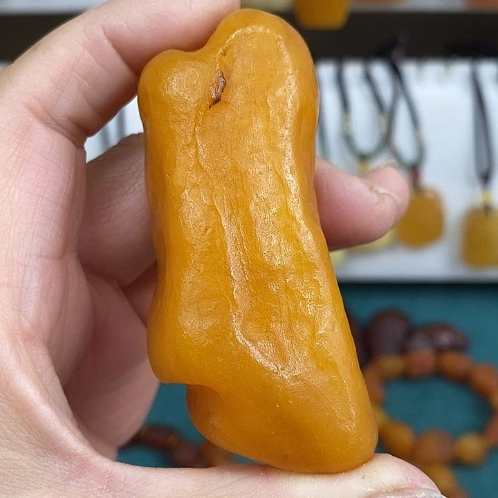 艹***忘琥珀未镶嵌颈饰手把件