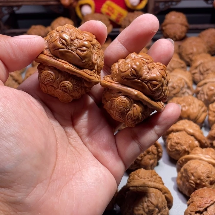 味蛤蟆头雕刻的金蟾