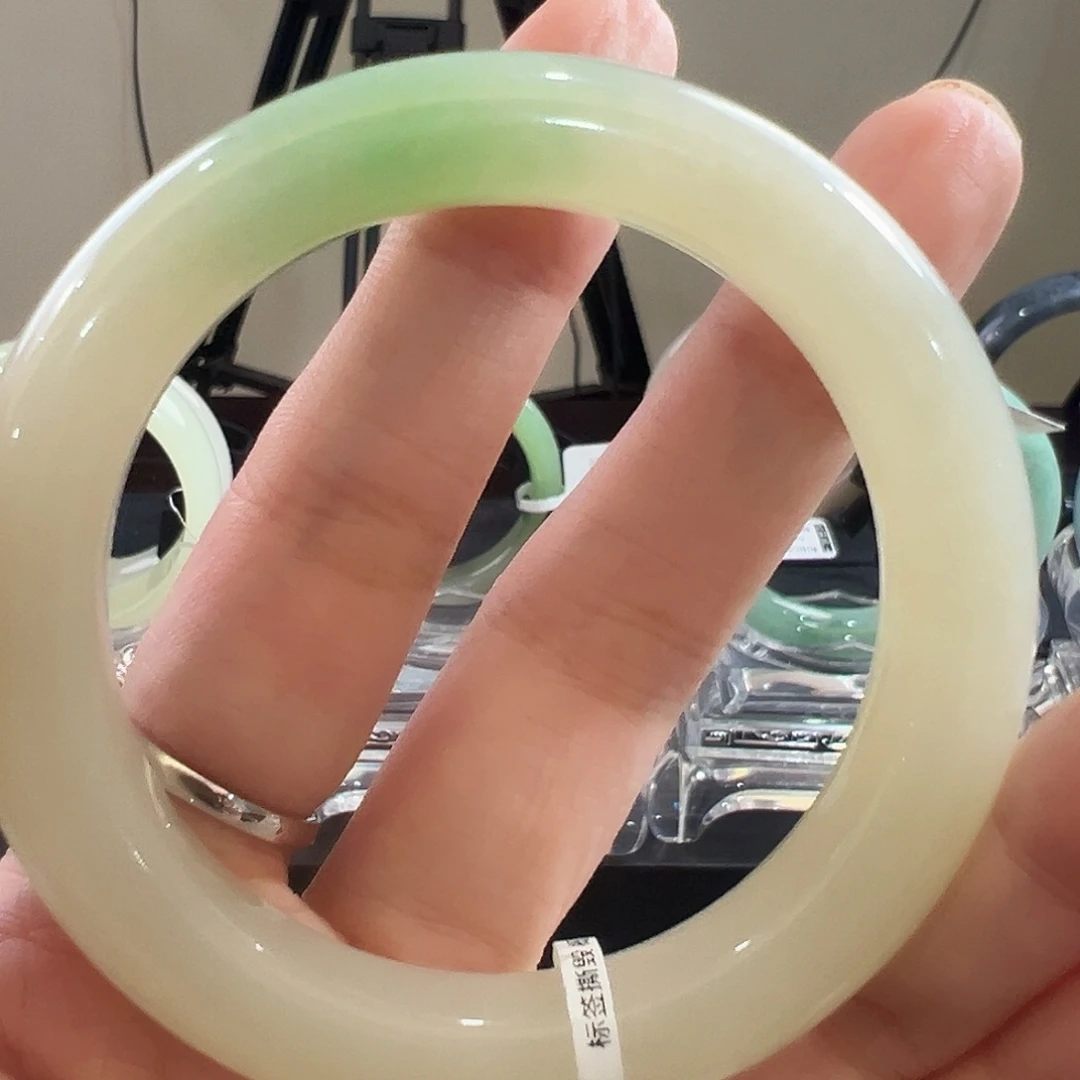 为***分和田玉未镶嵌手镯