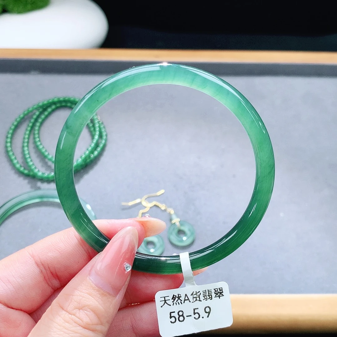 未镶嵌手镯（圆镯）翡翠