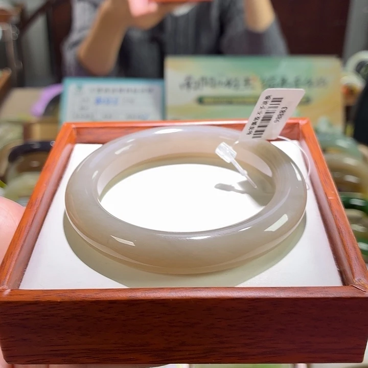 和田玉未镶嵌手镯3.  56/57