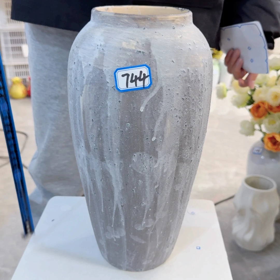 回***忆744号陶瓷高34厘米微瑕一个