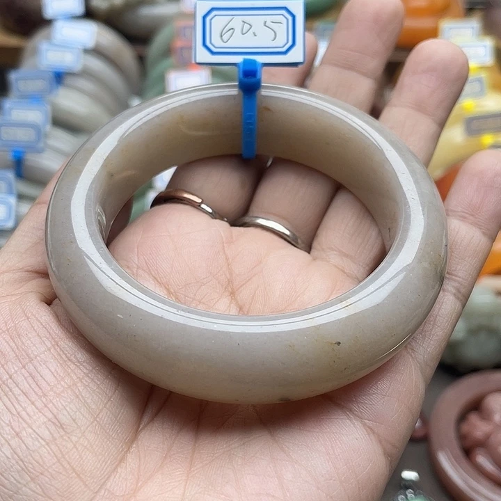 石英岩玉未镶嵌手镯