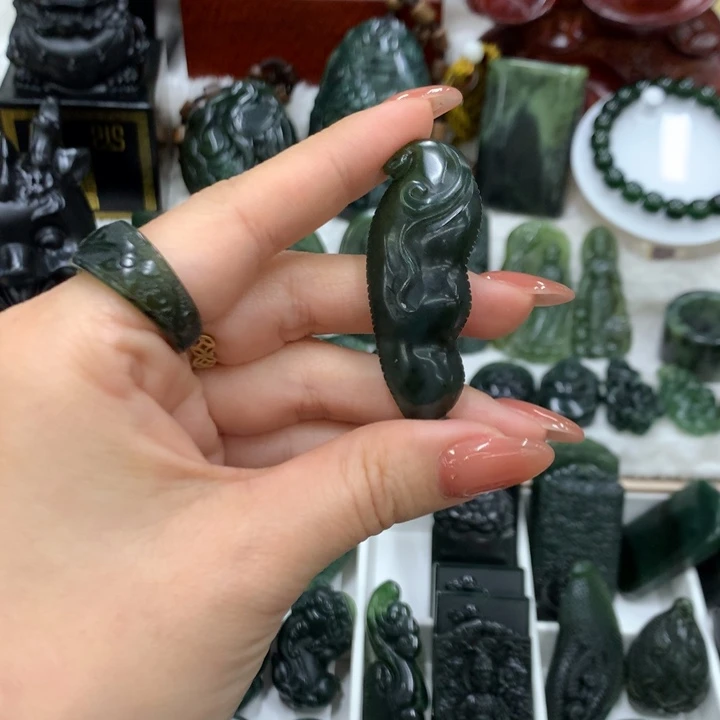 蛇纹石玉未镶嵌颈饰