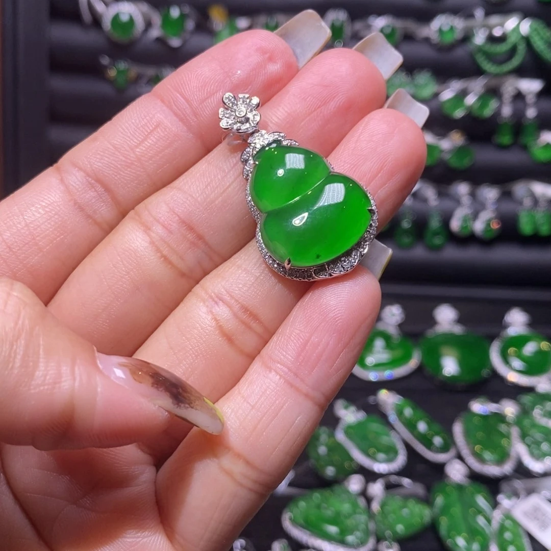 翡翠颈饰18K金镶嵌葫芦吊坠