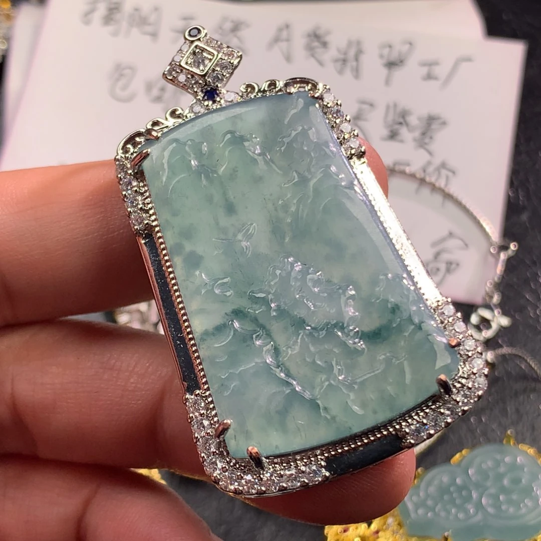 翡翠未镶嵌颈饰山水