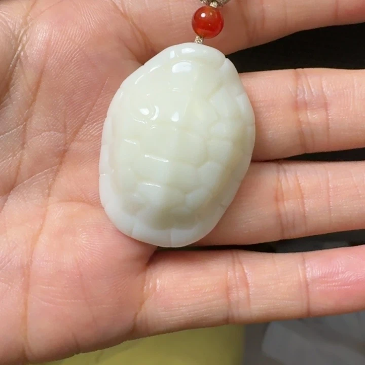 和田玉未镶嵌颈饰长命百岁财富吊坠