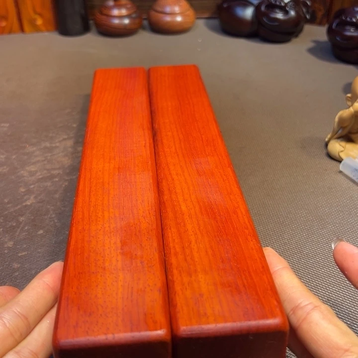 邵氏紫檀镇尺。