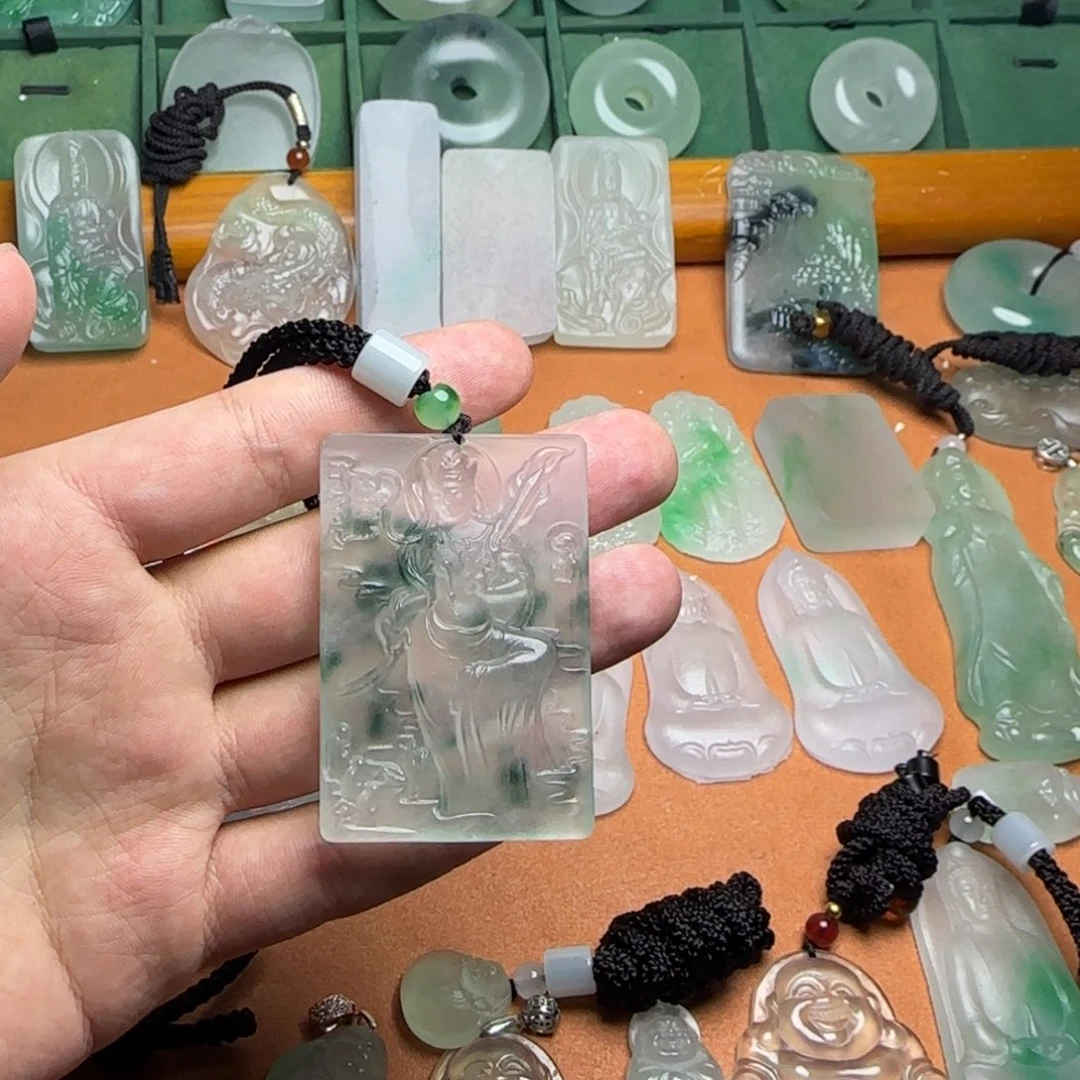 翡翠未镶嵌颈饰自在