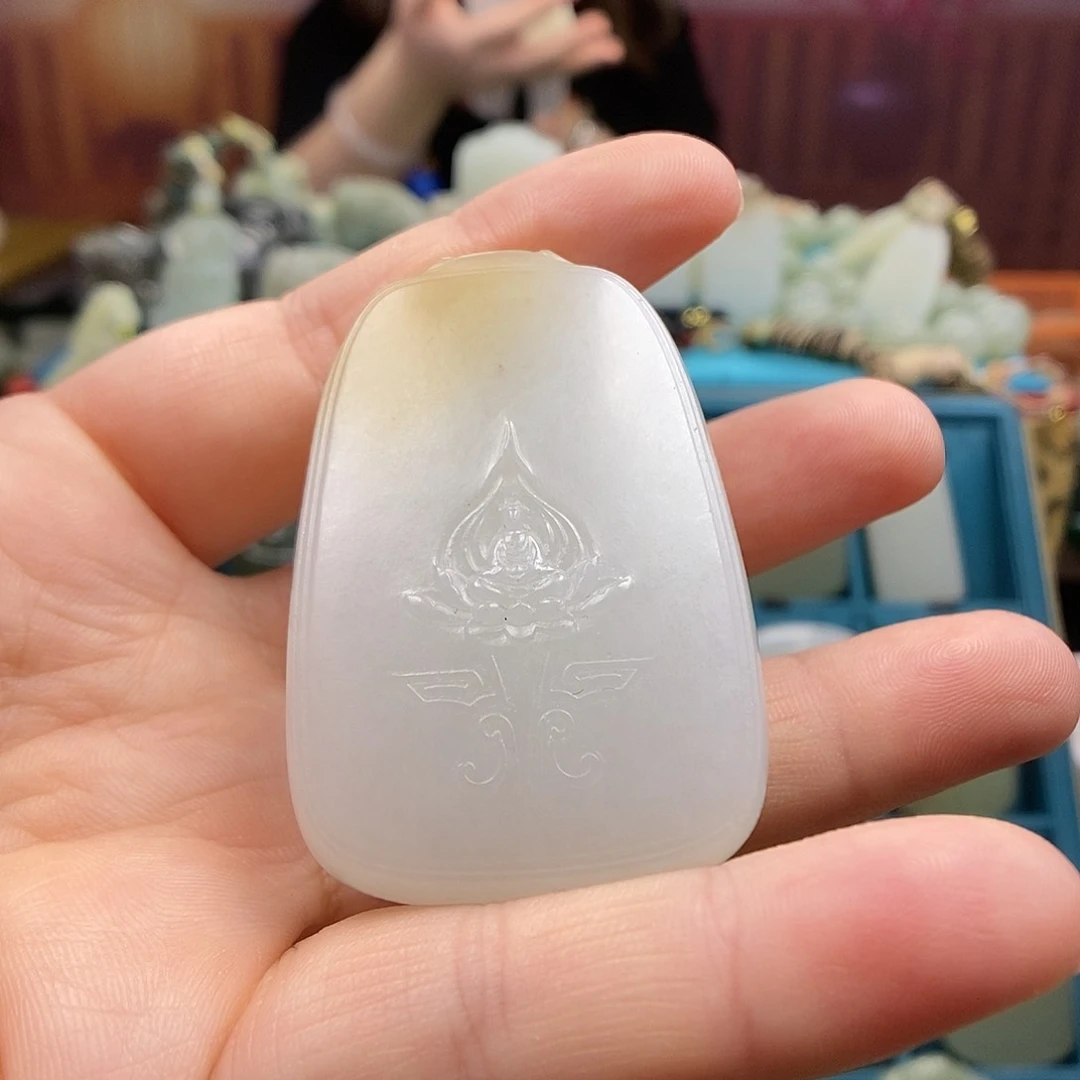 和田玉未镶嵌颈饰谁***我