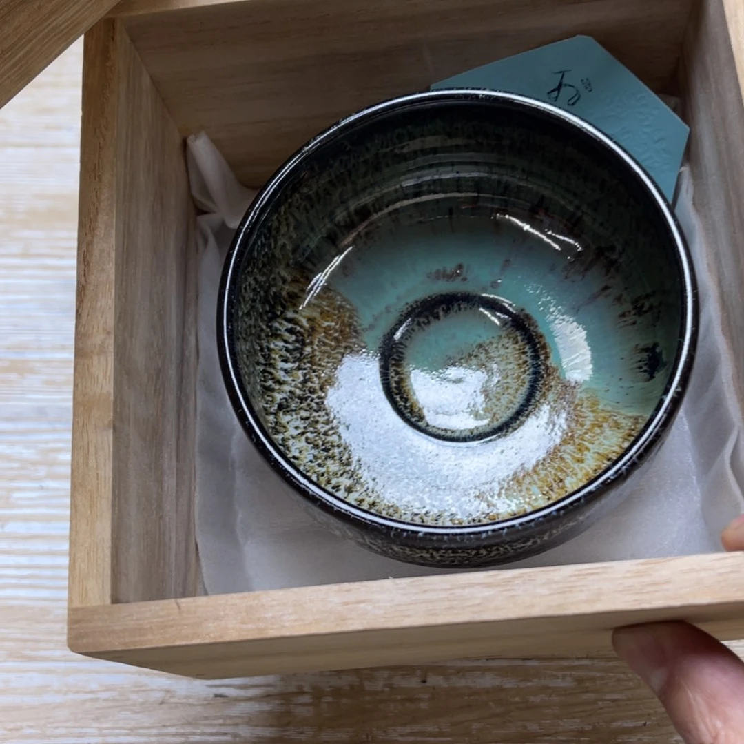 瓷片慢*羊密密麻麻地排列着一个