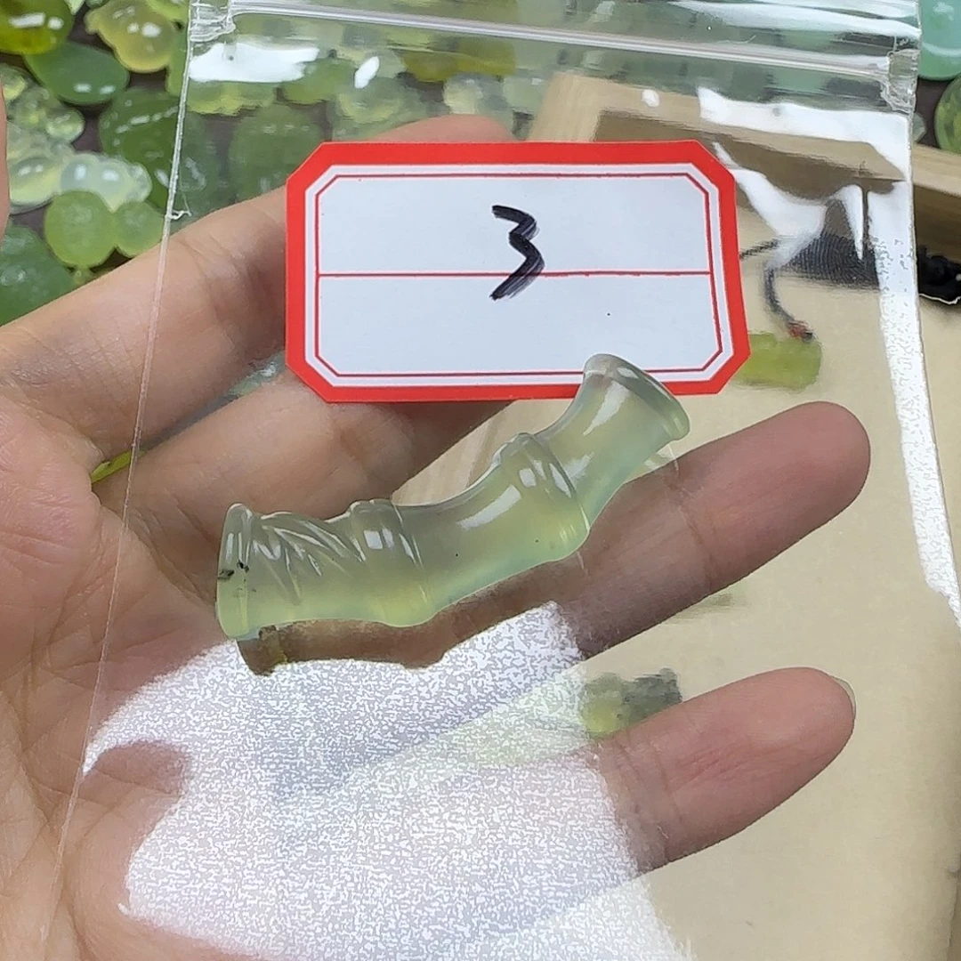 然***贝未镶嵌蛇纹石玉颈饰