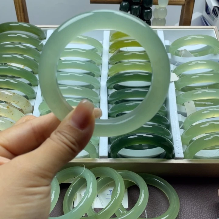 宝***姐未镶嵌蛇纹石玉手镯