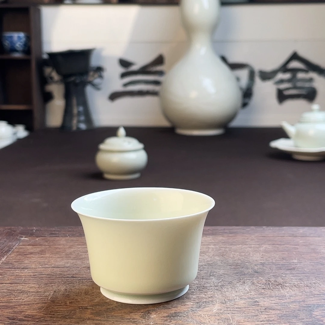 青釉薄胎手工马蹄客杯
