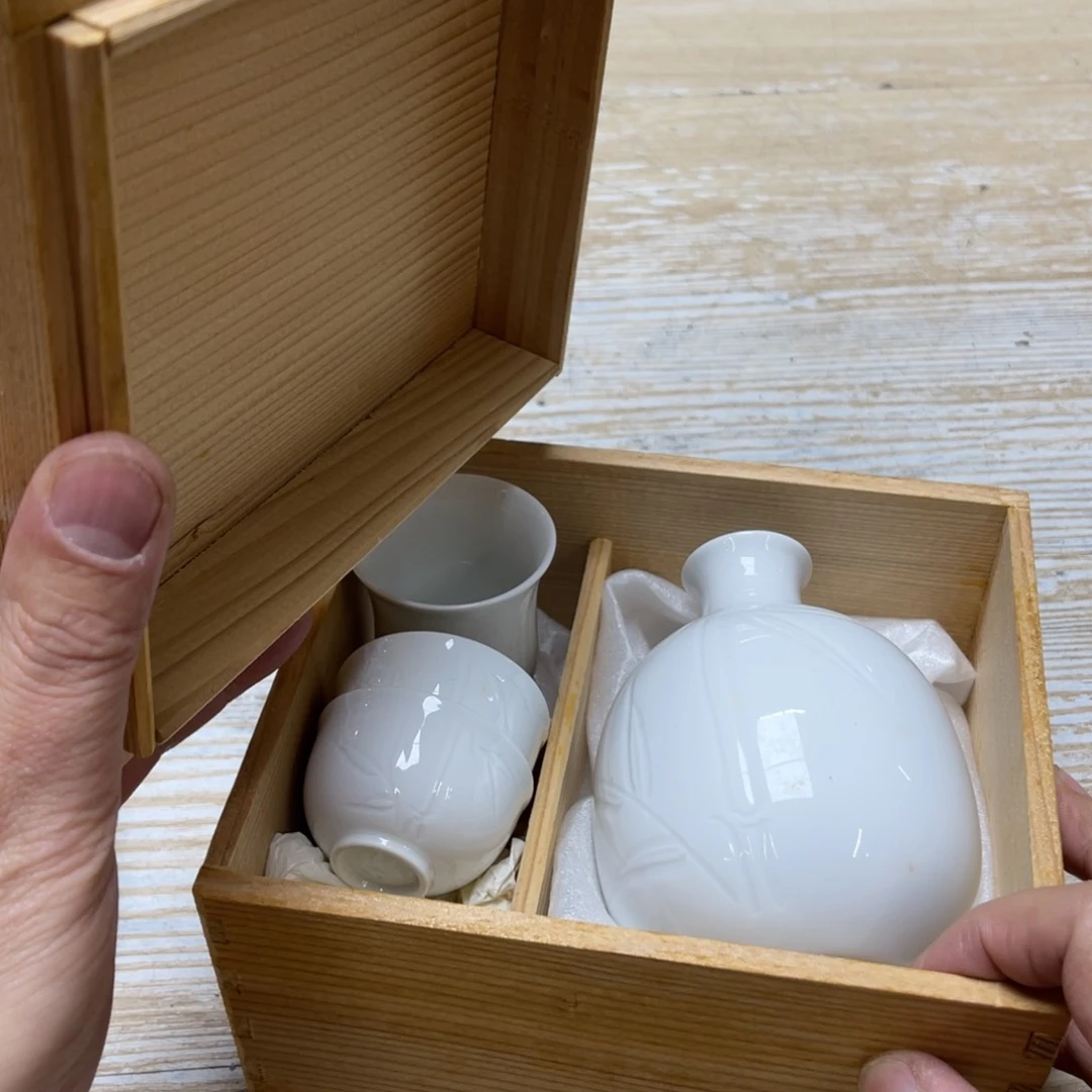 瓷片旧*堂密密麻麻地排列着一个大