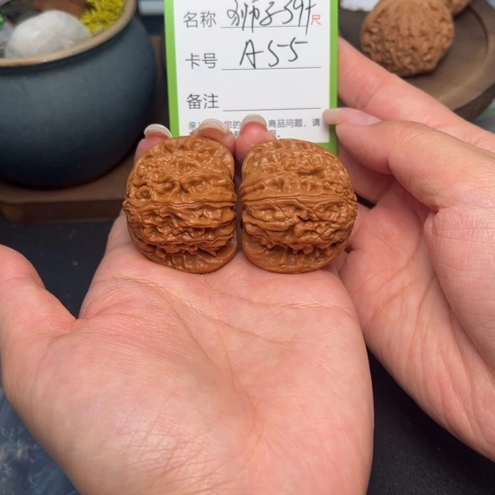 文玩核桃吊坠白狮子