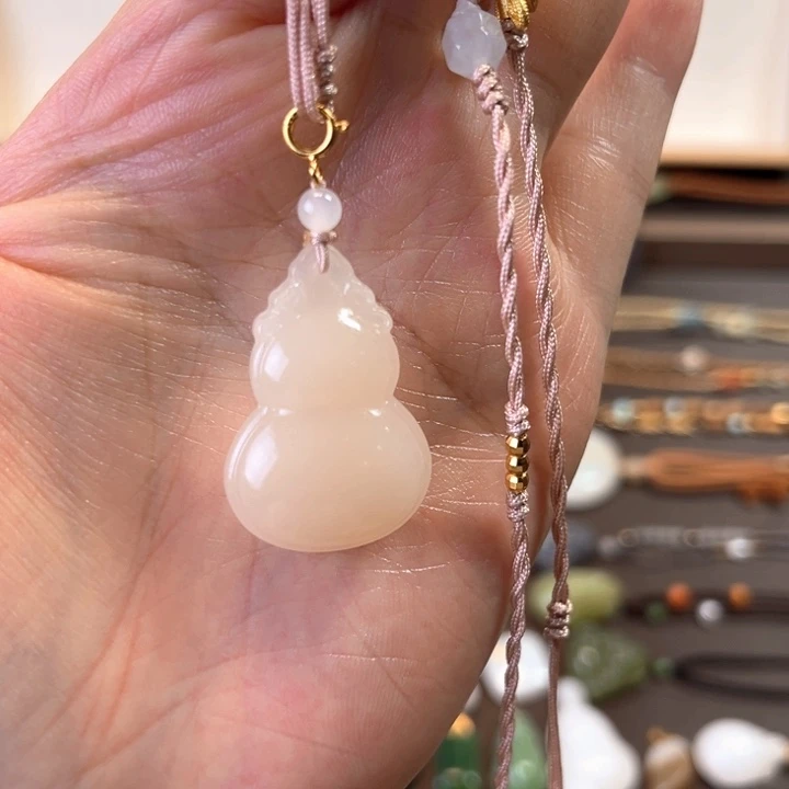 小***米和田玉未镶嵌颈饰葫芦