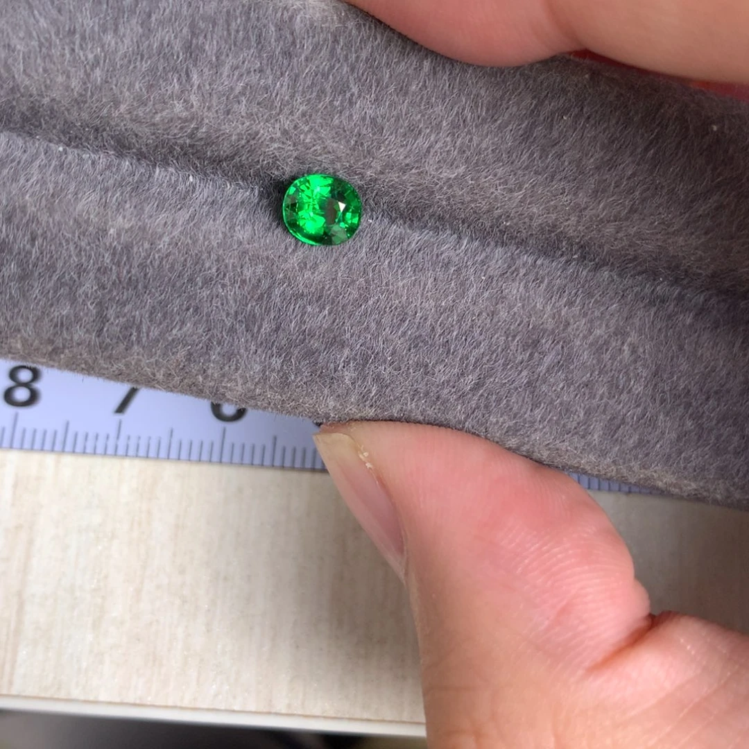 未镶嵌裸石石榴石（沙弗莱）1.03 卡扎尼绿