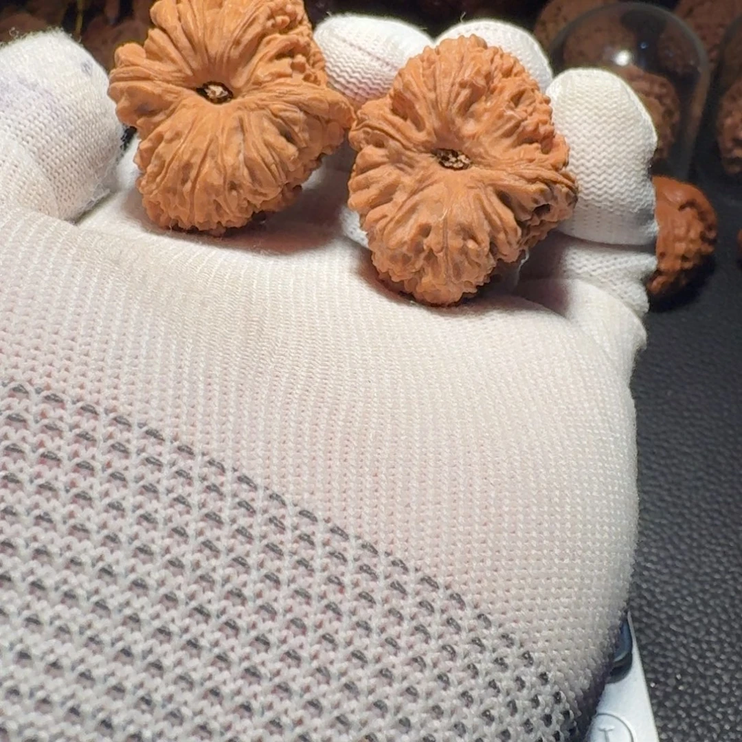 R***e吊坠文玩核桃有色差有黄