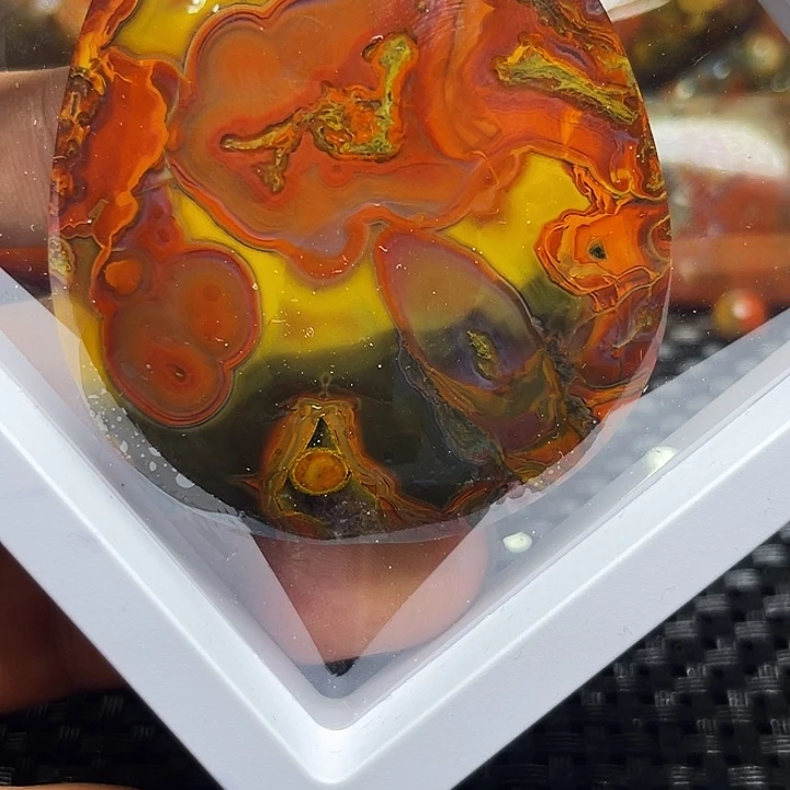 狼***抱玛瑙/玉髓未镶嵌颈饰