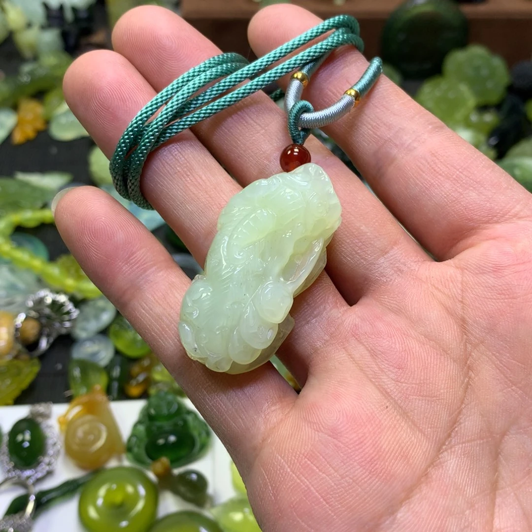 岫玉未镶嵌颈饰貔貅