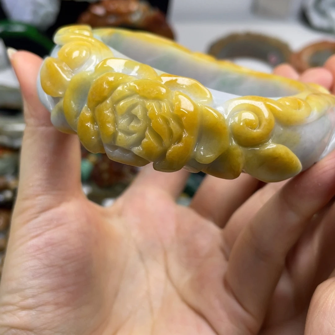 周***）颈饰未镶嵌翡翠牌子